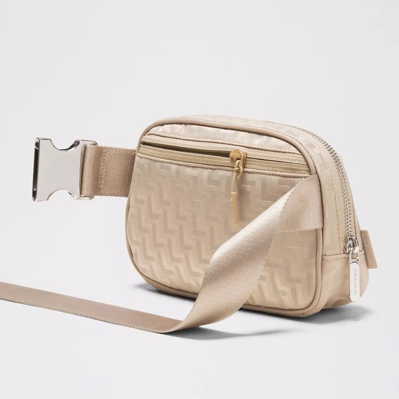 belt bag lululemon beige Clemson Linen Everywhere New logo Lululemon Everywhere Belt